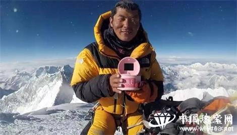 你咋不上天呢?上了,世纪缘珠宝把4枚钻戒送上太空!