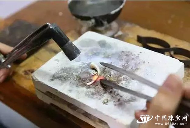 黄金首饰回收为什么老是遇到麻烦?看完就明白了!