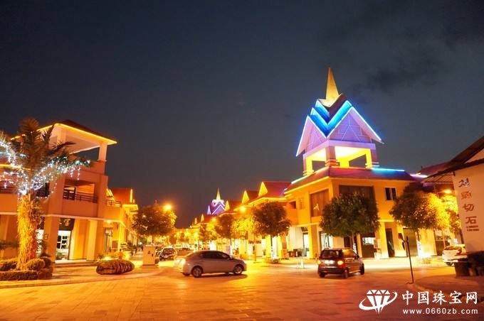 “彩云之南等你来”夜间群众文艺演出活动在芒市珠宝小镇举行